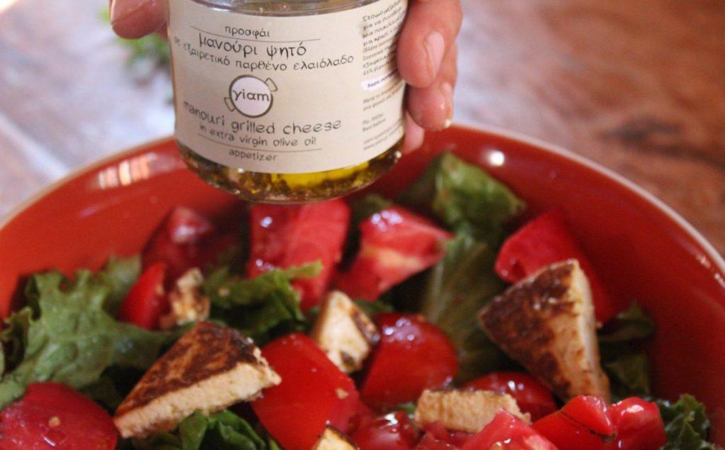 Mixed salad with strawberries and grilled manouri